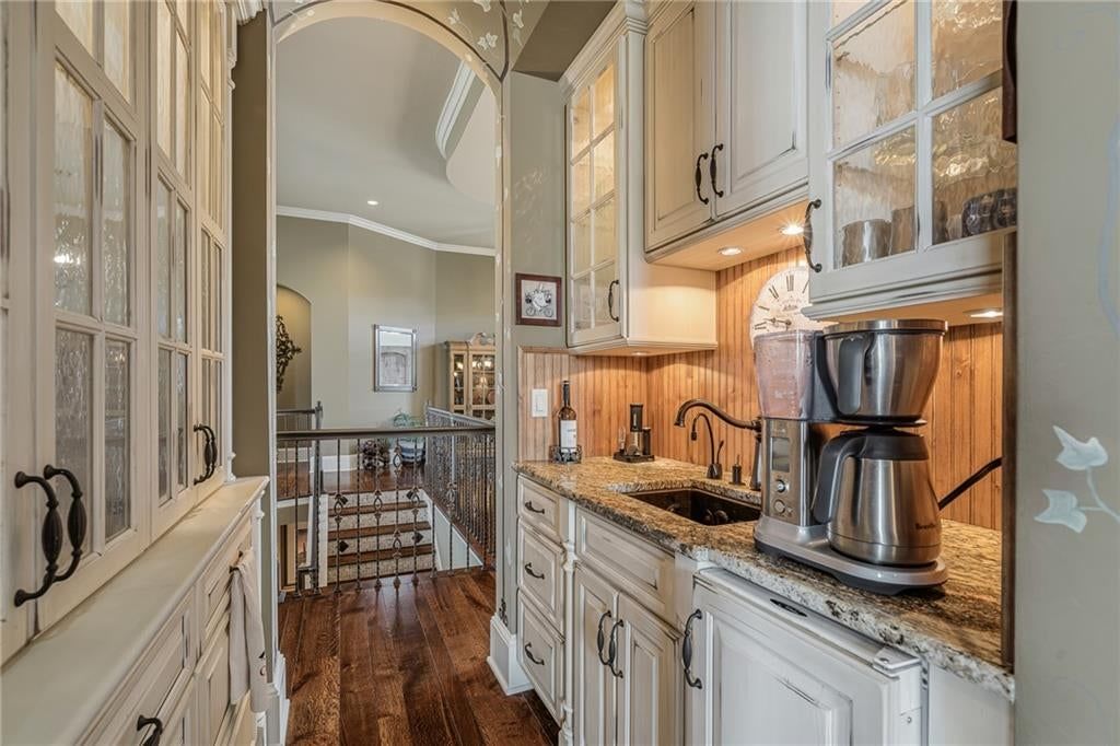 Butler's pantry at 8959 Chestnut Street, Lenexa, KS 66220