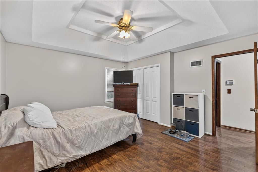 Photo 12 of 25 - 5348 W 102 Street, Overland Park, KS 66207