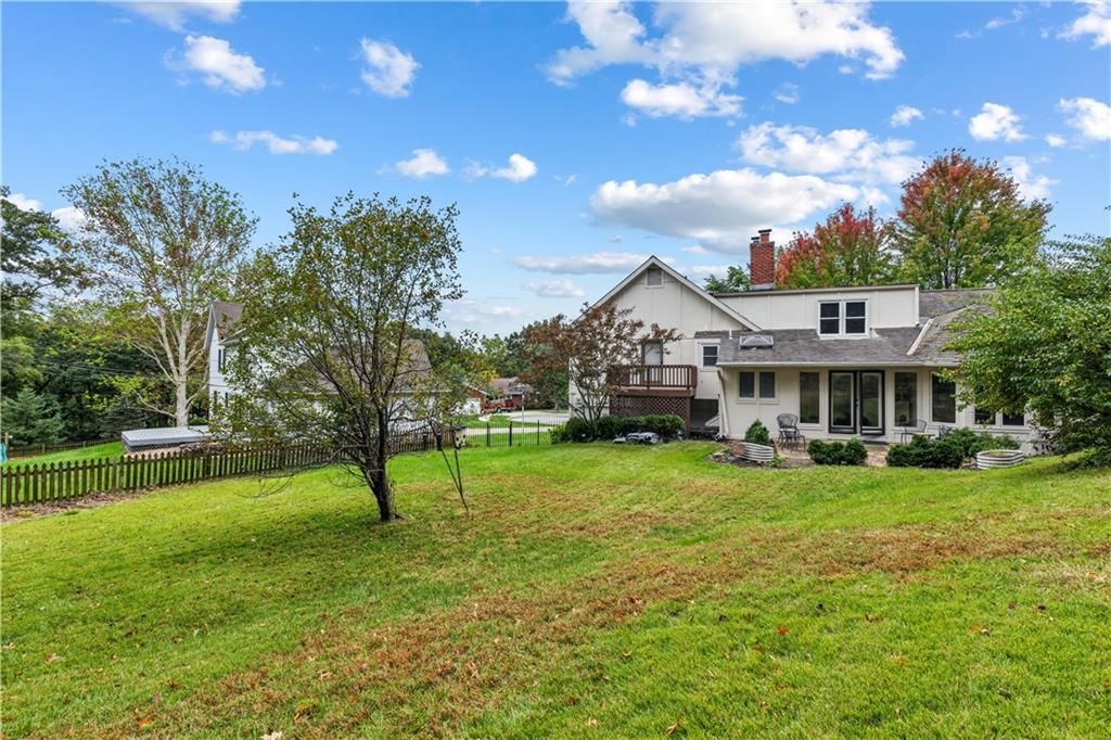 Photo 5 of 25 - 5348 W 102 Street, Overland Park, KS 66207