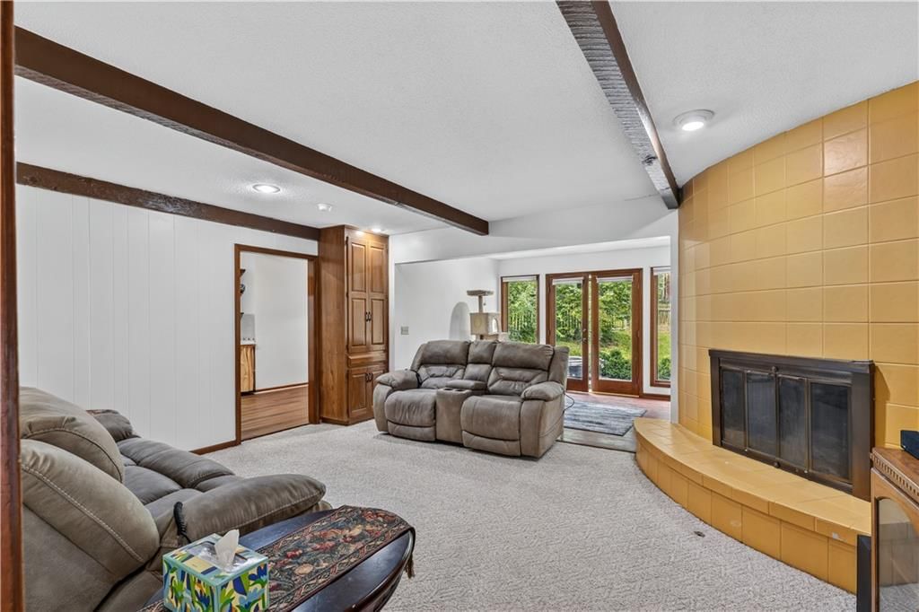 Tray ceiling at 5348 W 102 Street, Overland Park, KS 66207