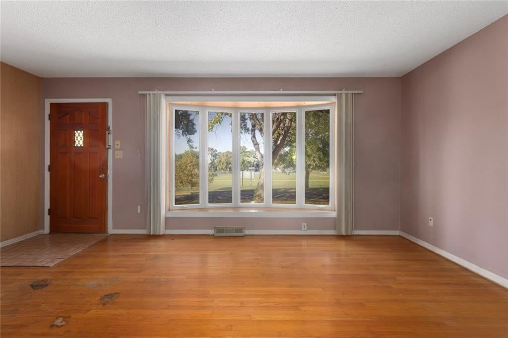 Photo 6 of 28 - 8431 Glenwood Street, Overland Park, KS 66212