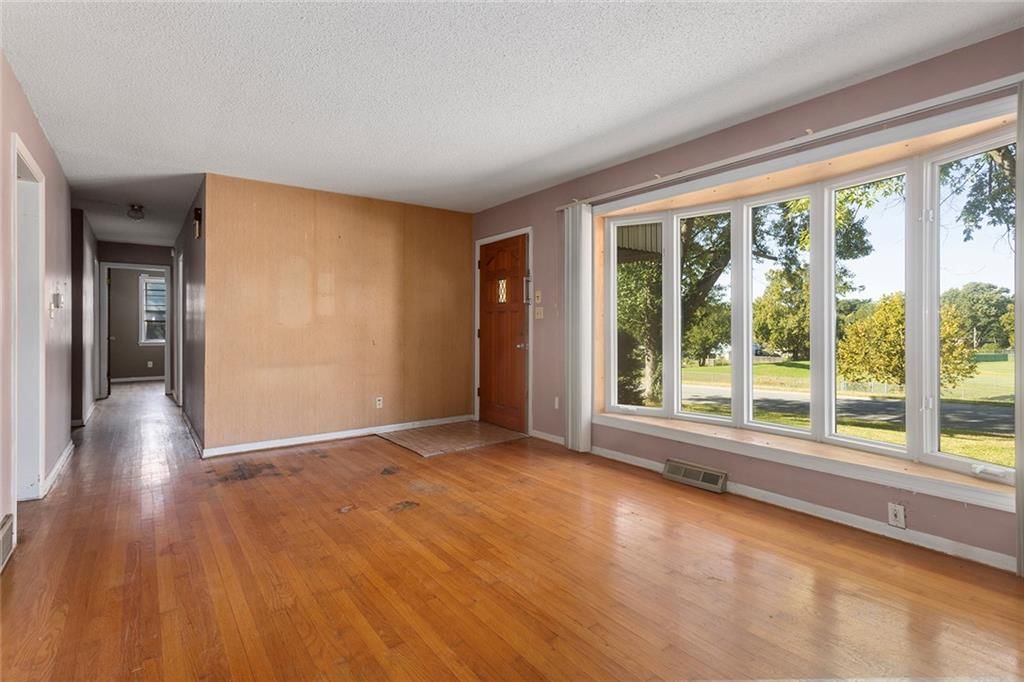 Photo 7 of 28 - 8431 Glenwood Street, Overland Park, KS 66212