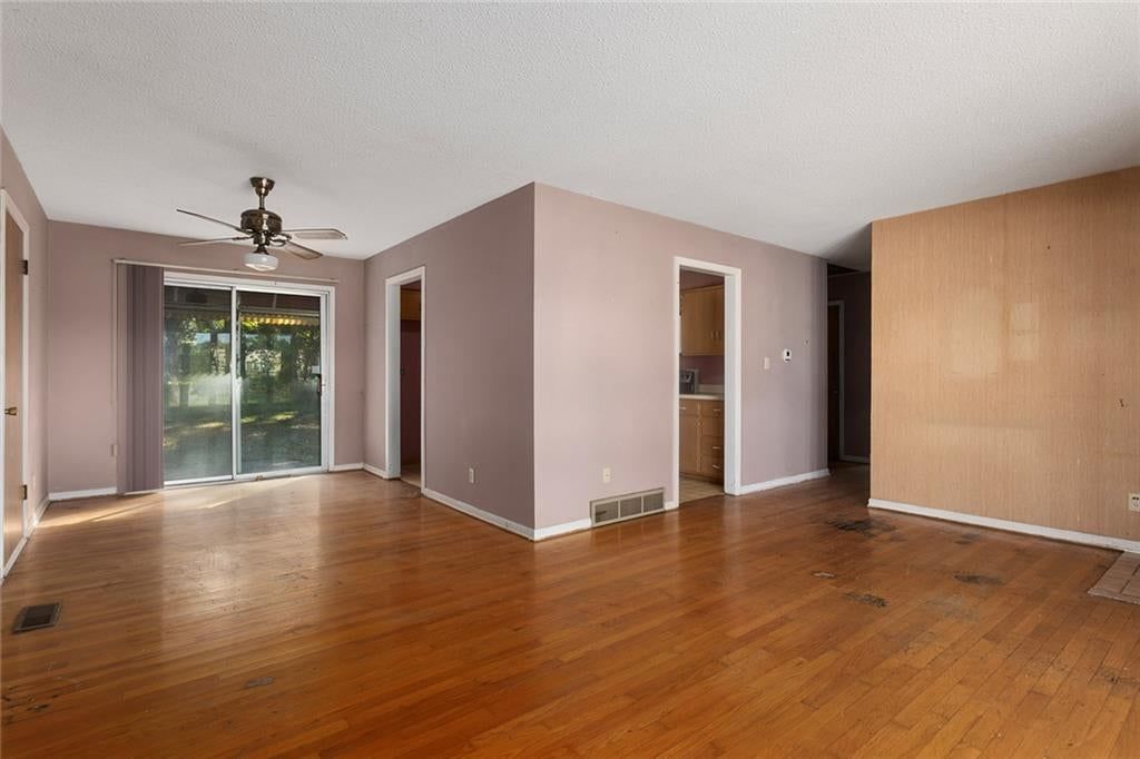 Photo 8 of 28 - 8431 Glenwood Street, Overland Park, KS 66212