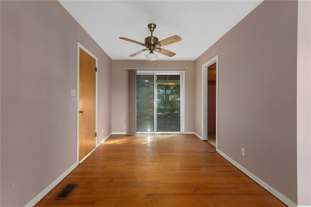 Photo 9 of 28 - 8431 Glenwood Street, Overland Park, KS 66212