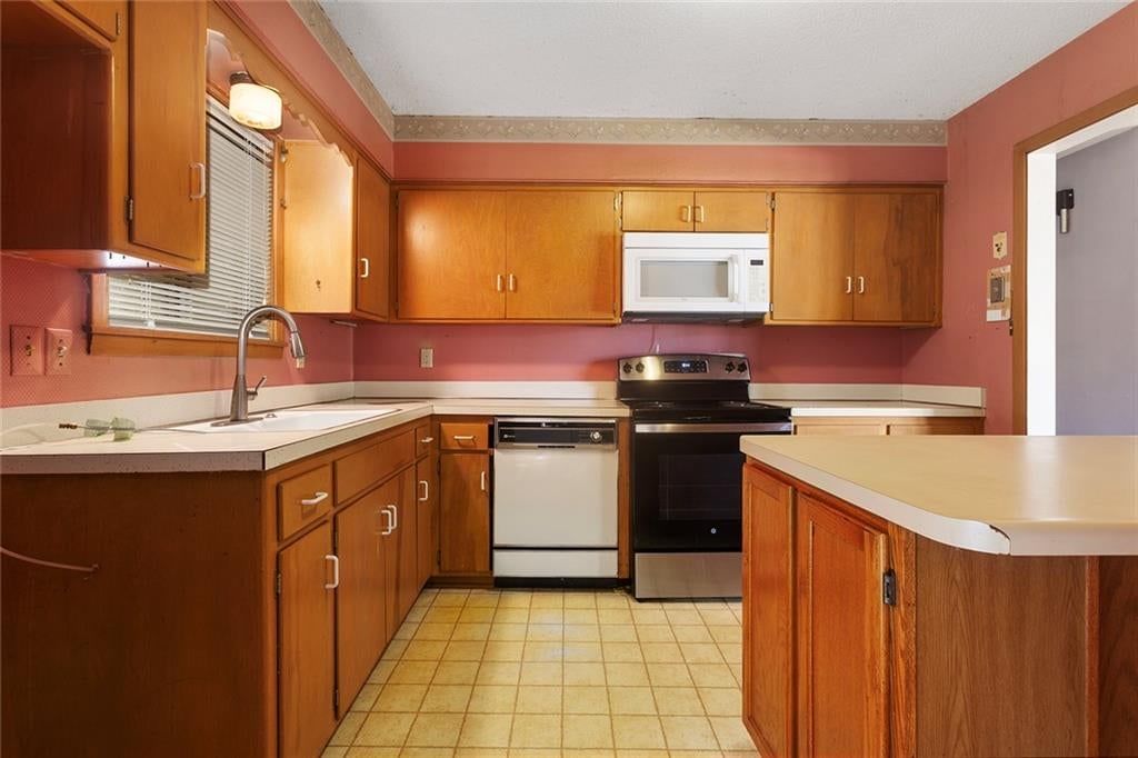 Kitchen island at 8431 Glenwood Street, Overland Park, KS 66212