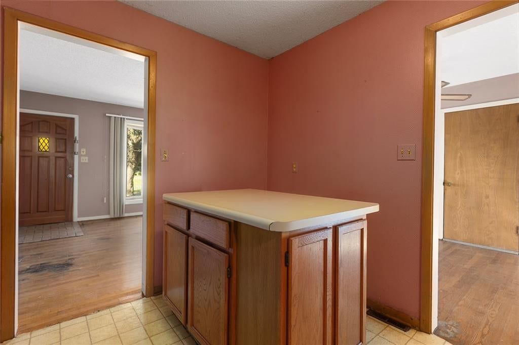 Photo 12 of 28 - 8431 Glenwood Street, Overland Park, KS 66212