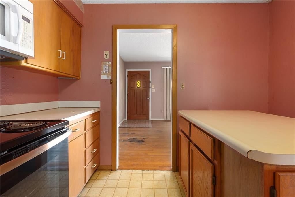 Photo 13 of 28 - 8431 Glenwood Street, Overland Park, KS 66212