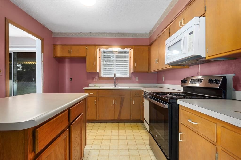 Photo 14 of 28 - 8431 Glenwood Street, Overland Park, KS 66212