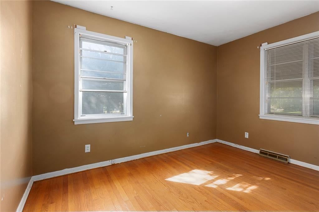 Photo 17 of 28 - 8431 Glenwood Street, Overland Park, KS 66212