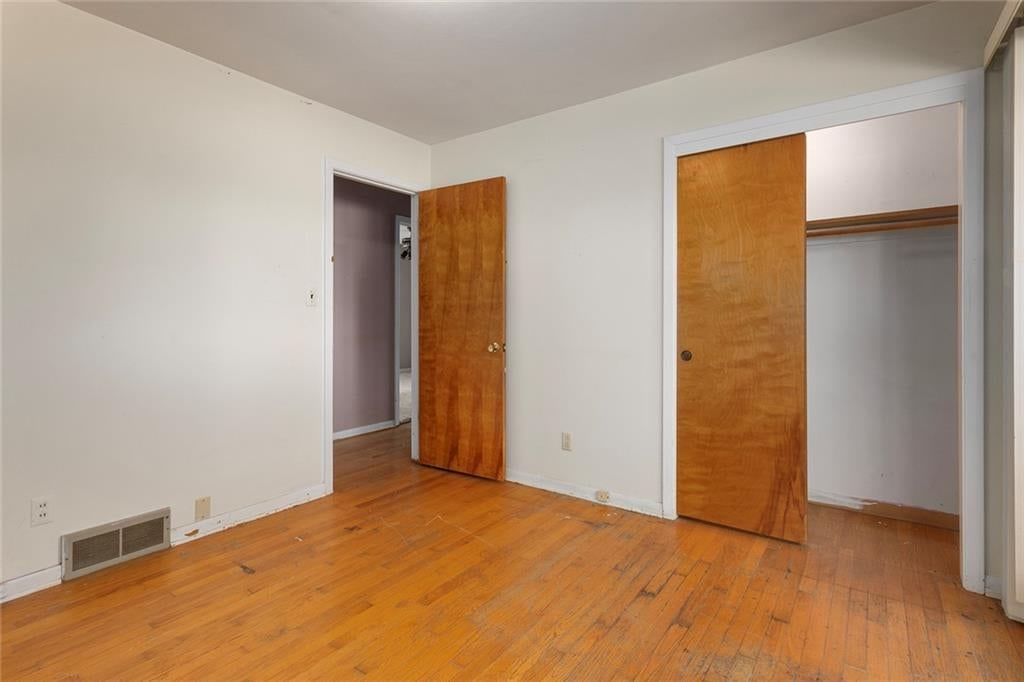 Photo 18 of 28 - 8431 Glenwood Street, Overland Park, KS 66212