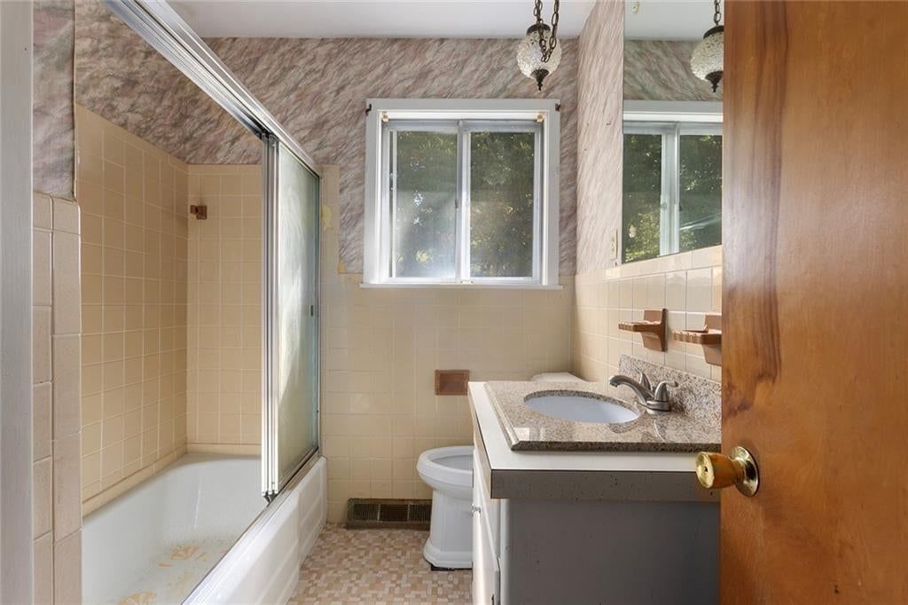 Photo 19 of 28 - 8431 Glenwood Street, Overland Park, KS 66212