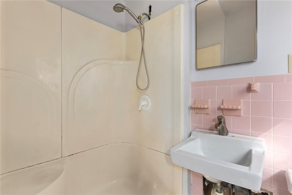 Photo 22 of 28 - 8431 Glenwood Street, Overland Park, KS 66212