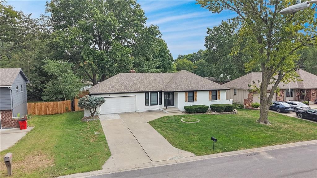 211 SE Noeleen Lane, Lee's Summit, MO: listing photo 2