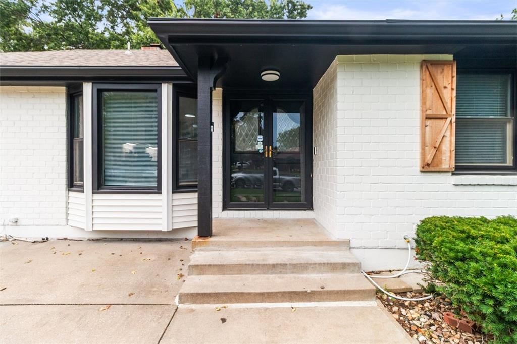 211 SE Noeleen Lane, Lee's Summit, MO: listing photo 3