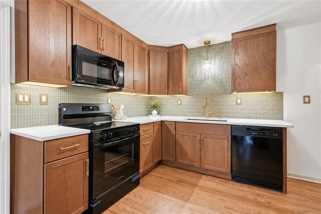 Photo 8 of 26 - 5041 Clark Drive, Roeland Park, KS 66205