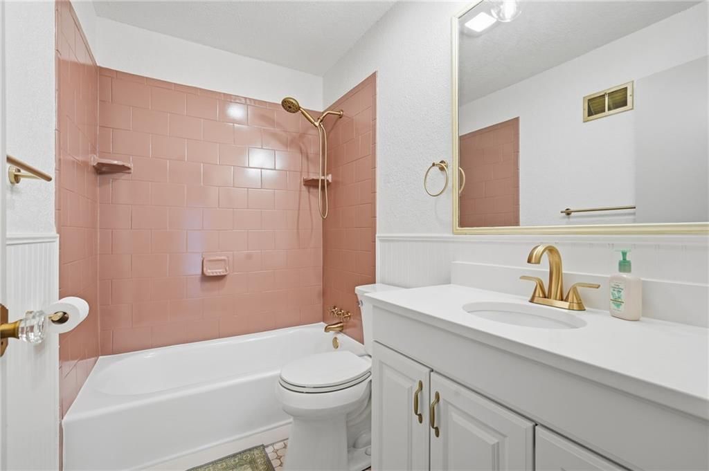 Photo 11 of 26 - 5041 Clark Drive, Roeland Park, KS 66205