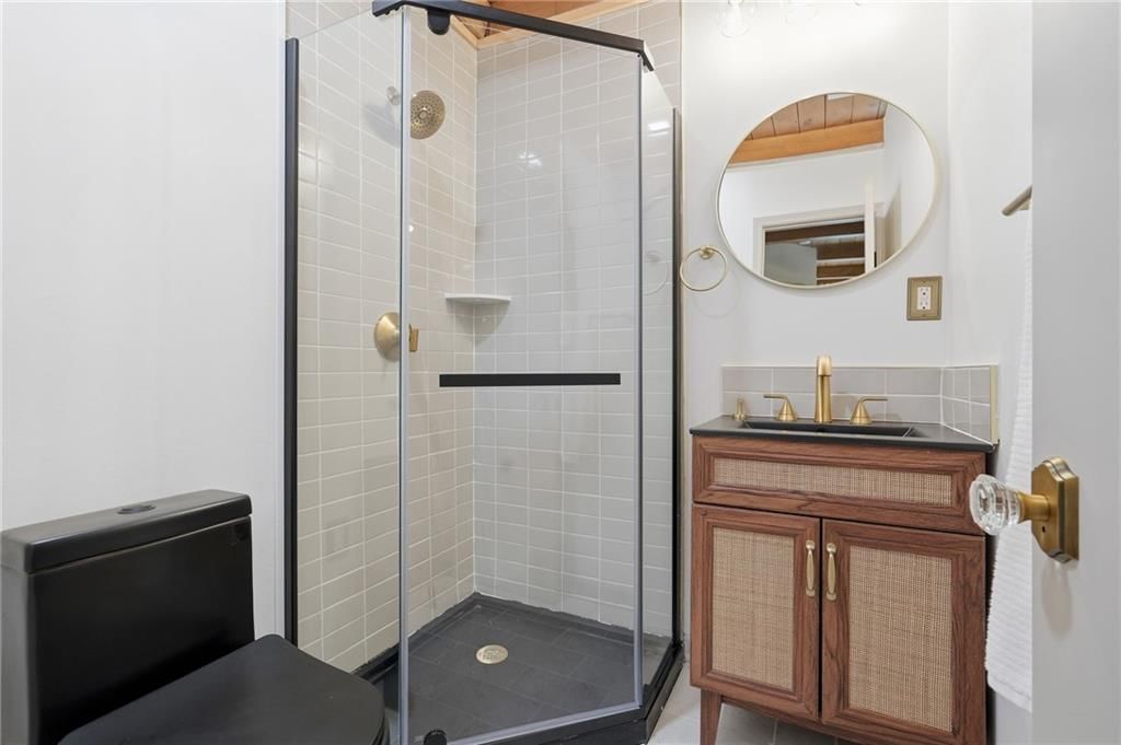 Photo 15 of 26 - 5041 Clark Drive, Roeland Park, KS 66205