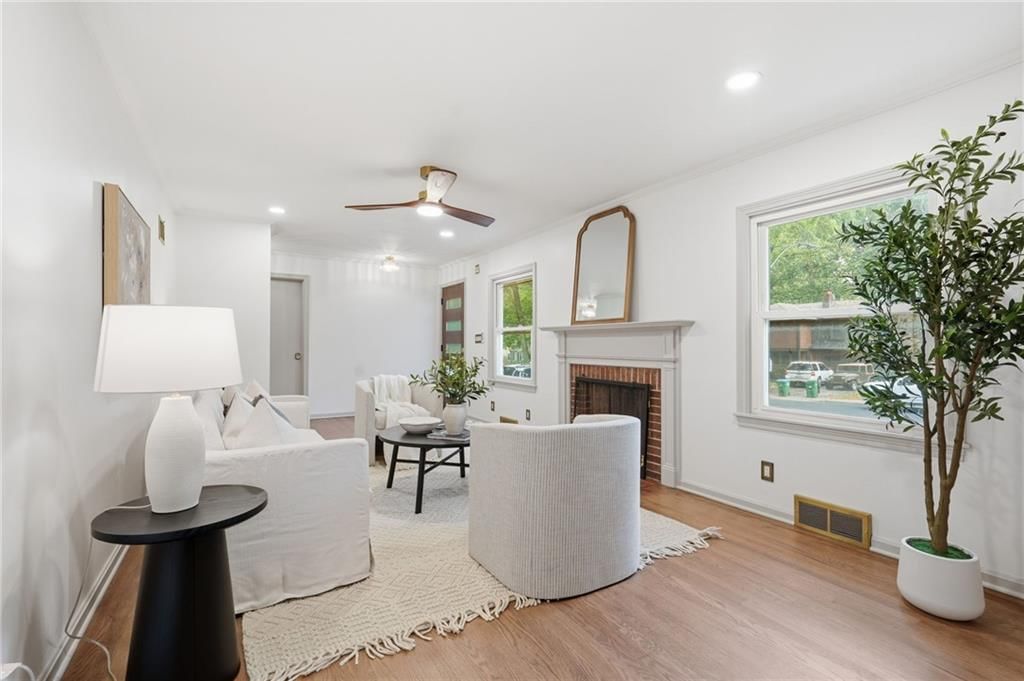 Photo 4 of 26 - 5041 Clark Drive, Roeland Park, KS 66205