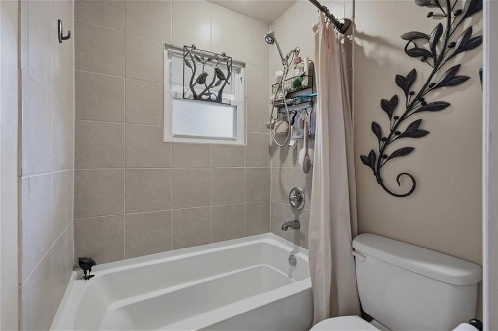 Photo 11 of 18 - 3501 Woodbury Street, Independence, MO 64055