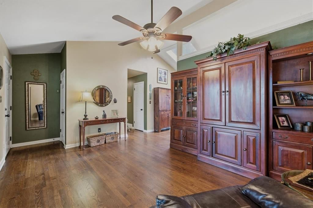 Photo 4 of 18 - 3501 Woodbury Street, Independence, MO 64055