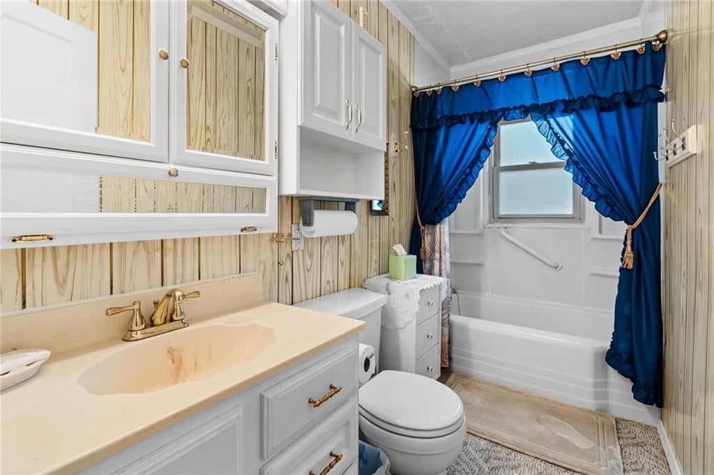 White vanity at 8648 E 27th Street, Kansas City, MO 64129