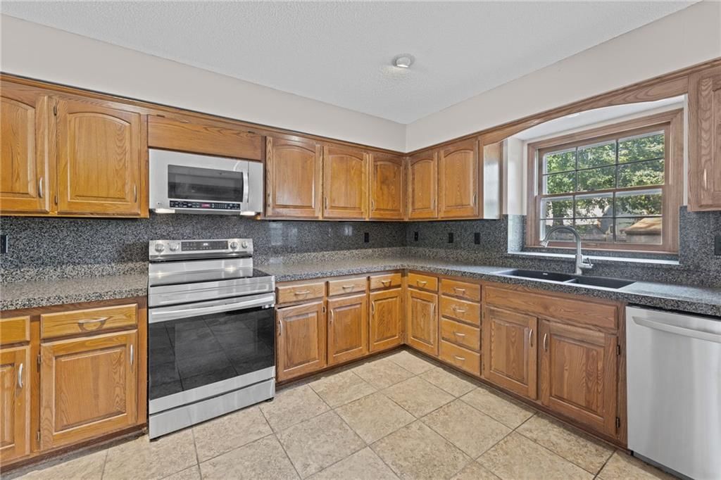 Electric range at 14804 W 84th Terrace, Lenexa, KS 66215