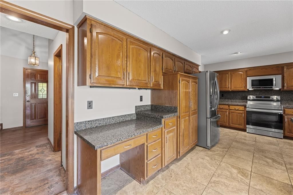 Photo 8 of 39 - 14804 W 84th Terrace, Lenexa, KS 66215