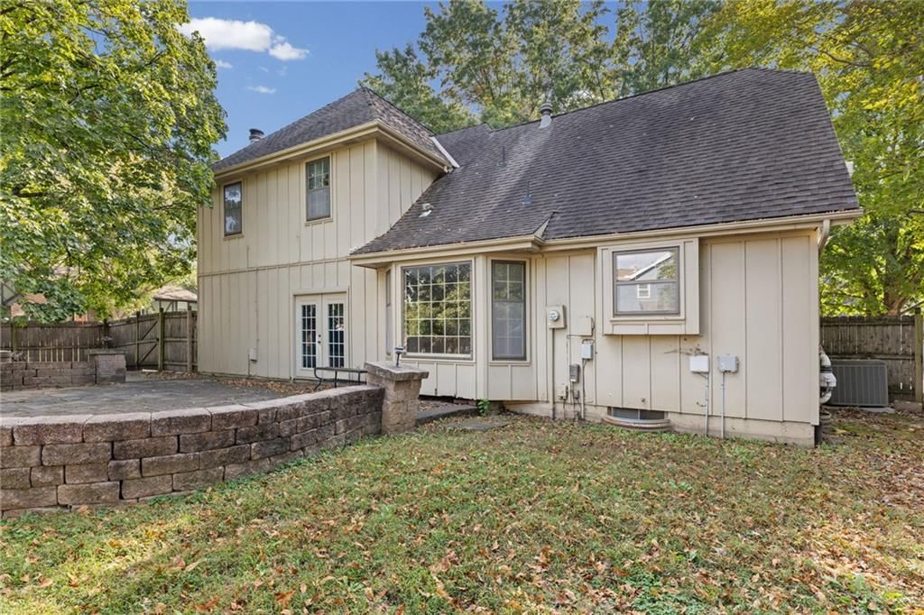 Fenced yard, paver patio and wood fence at 14804 W 84th Terrace, Lenexa, KS 66215