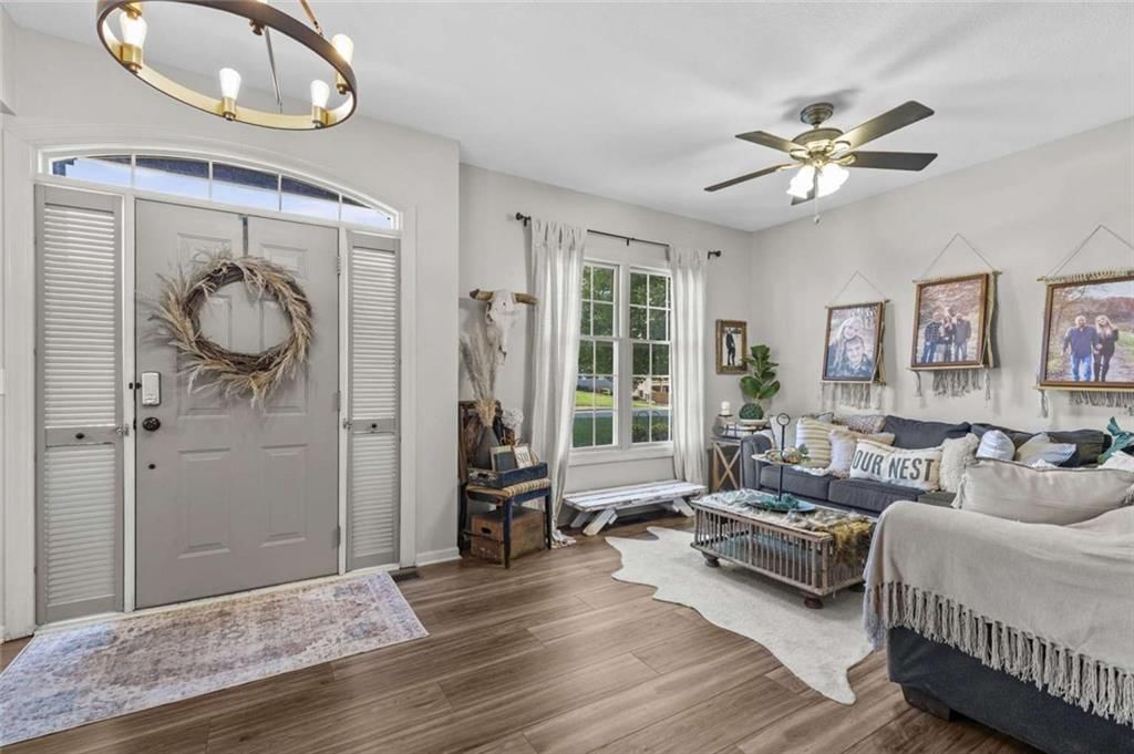 211 Surrey Court, Smithville, MO: listing photo 2