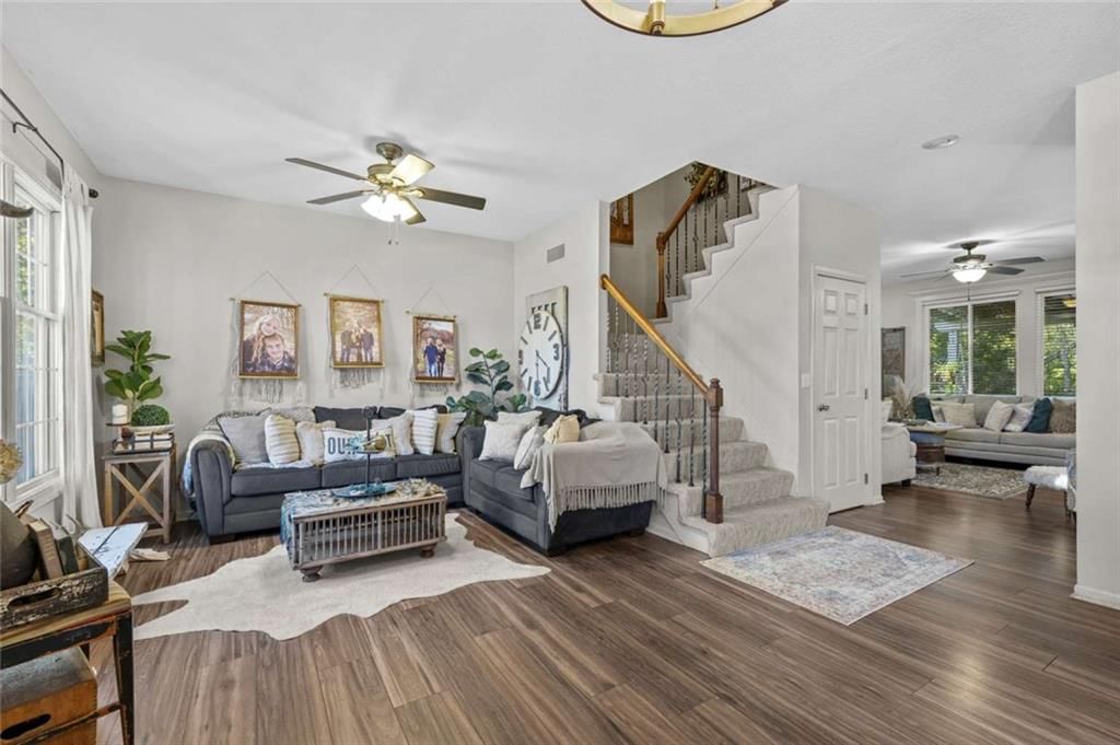 211 Surrey Court, Smithville, MO: listing photo 3