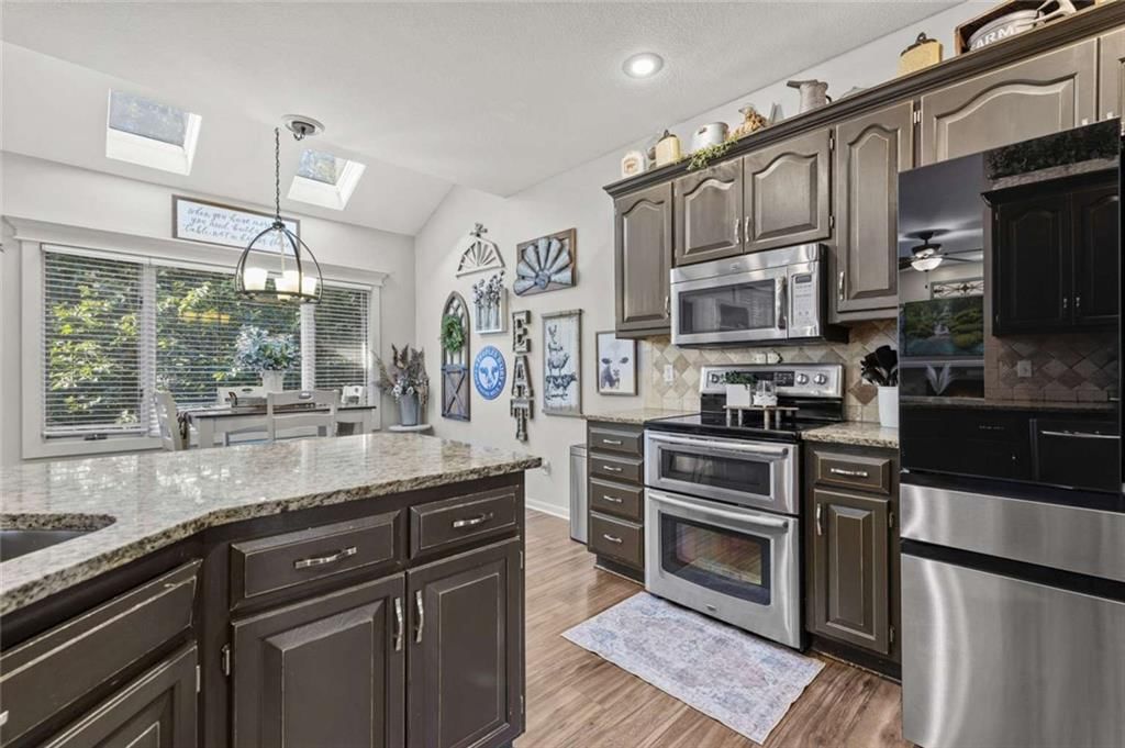 Double oven at 211 Surrey Court, Smithville, MO 64089