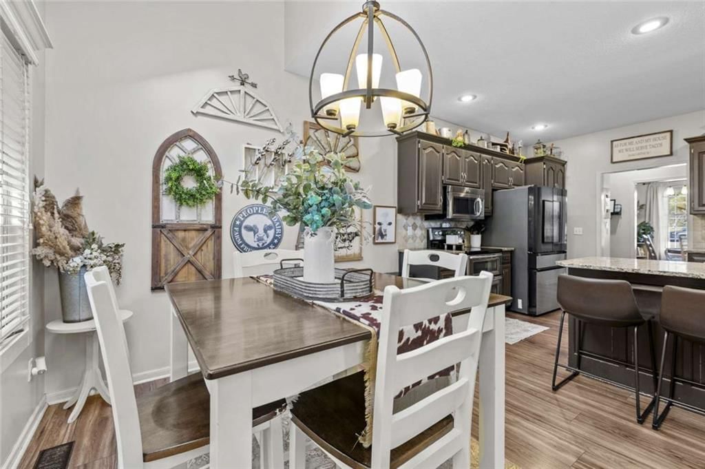Photo 16 of 51 - 211 Surrey Court, Smithville, MO 64089