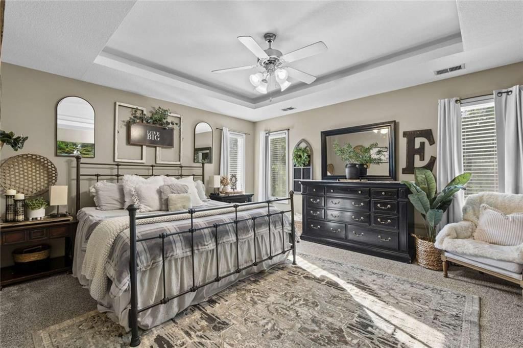 Tray ceiling at 211 Surrey Court, Smithville, MO 64089