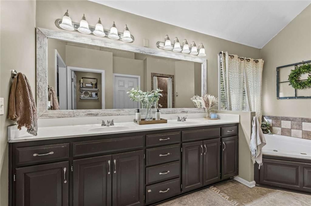 Double vanity at 211 Surrey Court, Smithville, MO 64089