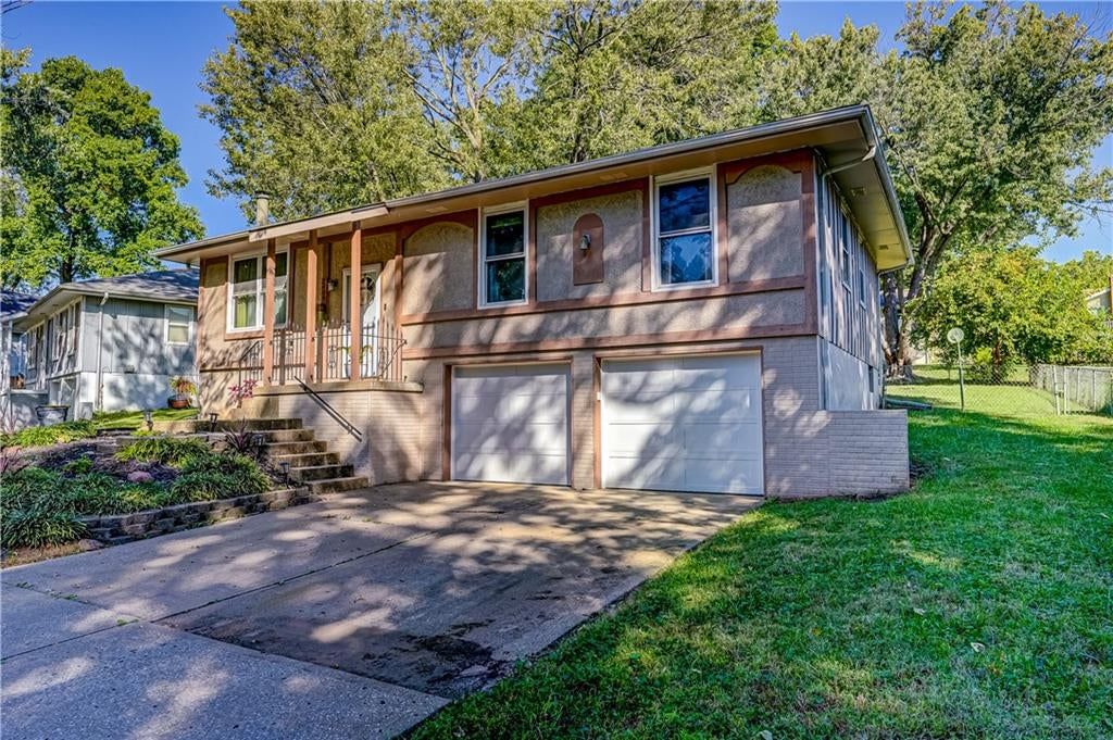 2409 SW South Court, Blue Springs, MO: listing photo 2