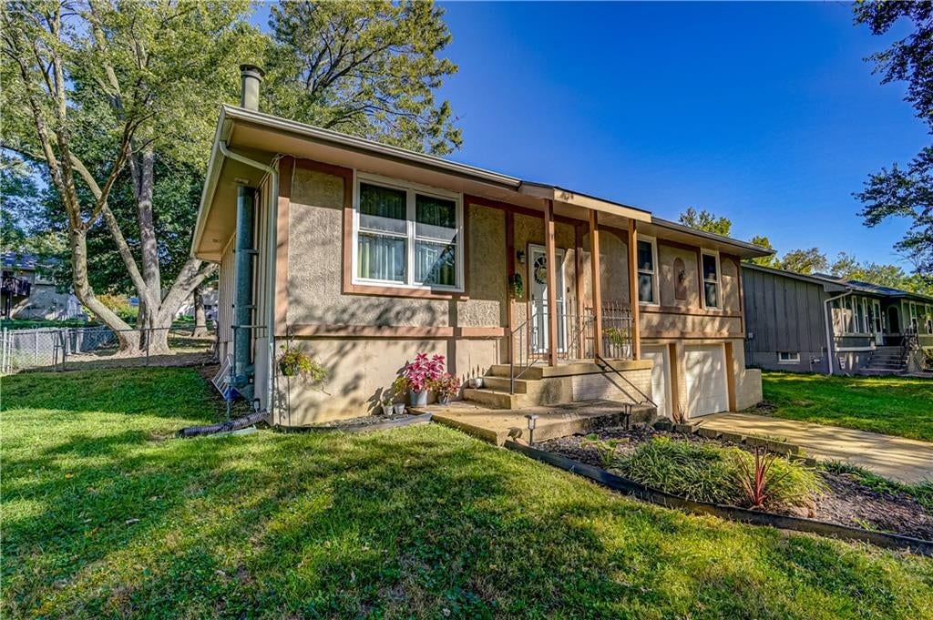 2409 SW South Court, Blue Springs, MO: listing photo 3