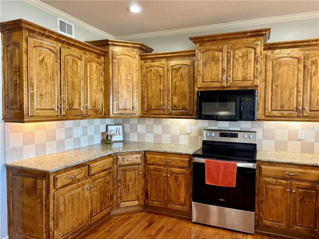 Photo 6 of 6 - 3004 SW SILVERSPUR Lane, Lee's Summit, MO 64081
