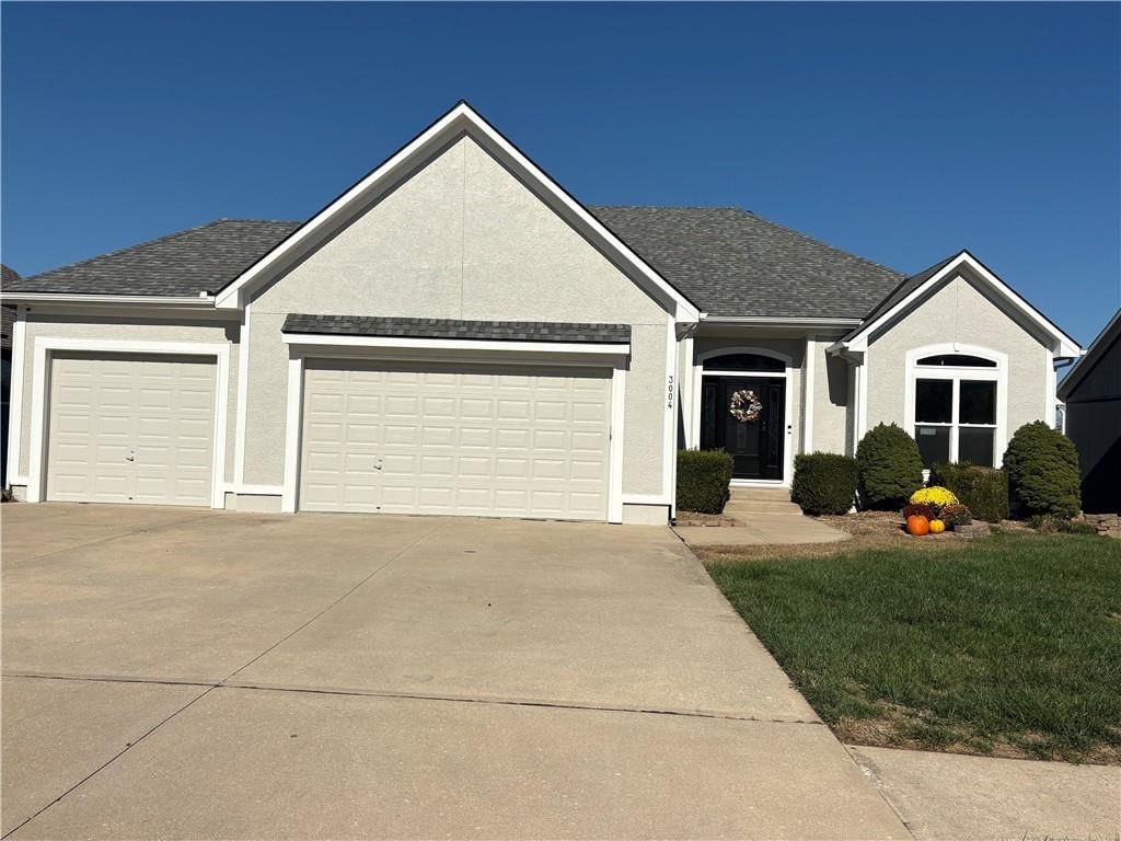 Photo 2 of 6 - 3004 SW SILVERSPUR Lane, Lee's Summit, MO 64081