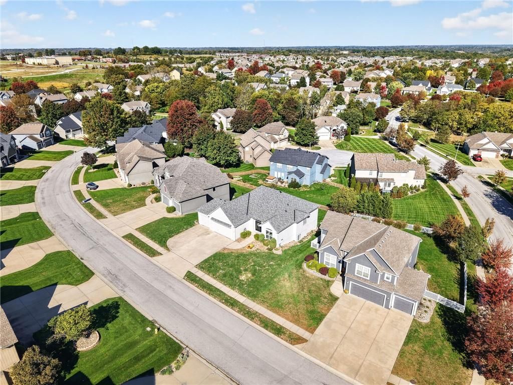 3004 SW SILVERSPUR Lane, Lee's Summit, MO: listing photo 2