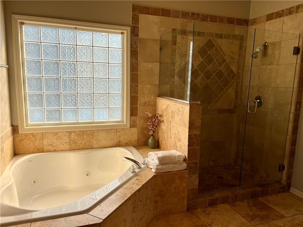 Photo 4 of 6 - 3004 SW SILVERSPUR Lane, Lee's Summit, MO 64081