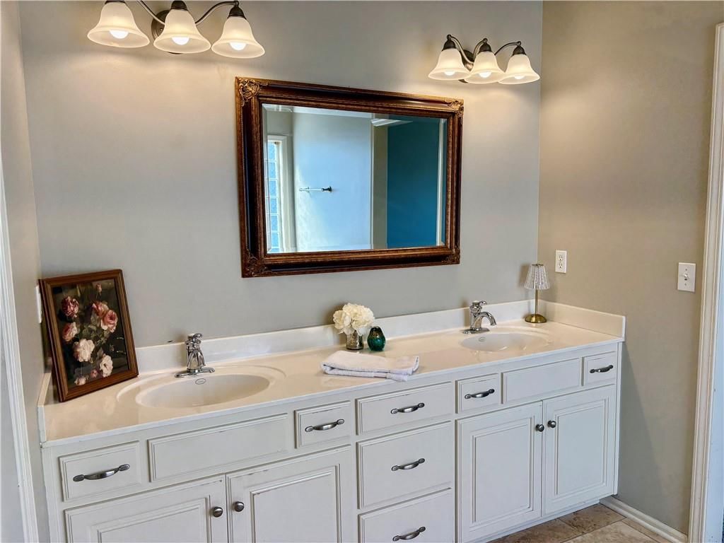 Photo 5 of 6 - 3004 SW SILVERSPUR Lane, Lee's Summit, MO 64081
