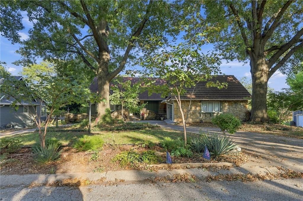 6825 Lakeshore Drive, Raytown, MO