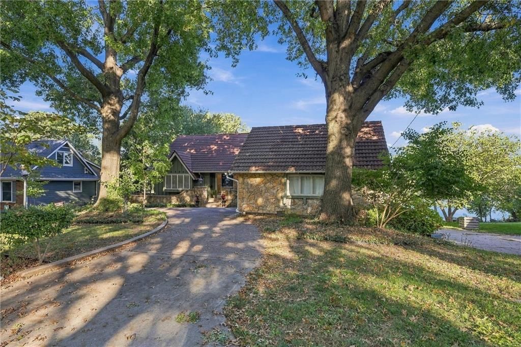 6825 Lakeshore Drive, Raytown, MO: listing photo 2