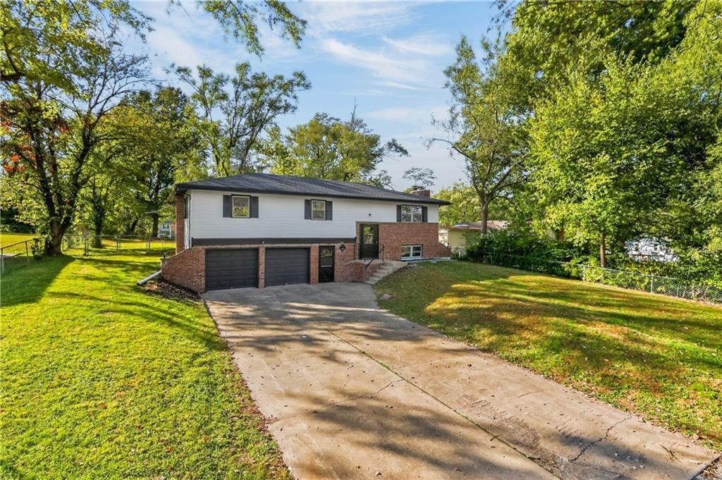 11144 N Kenwood Avenue, Kansas City, MO: listing photo 2