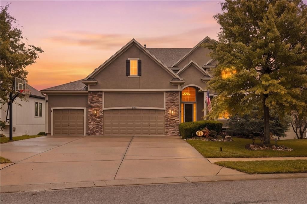 11018 W 163rd Terrace, Overland Park, KS: listing photo 2