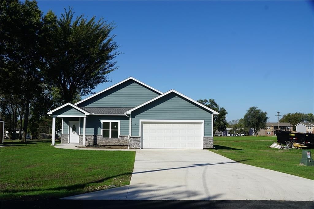 Photo 4 of 33 - 703 N Jefferson Street, Spring Hill, KS 66083