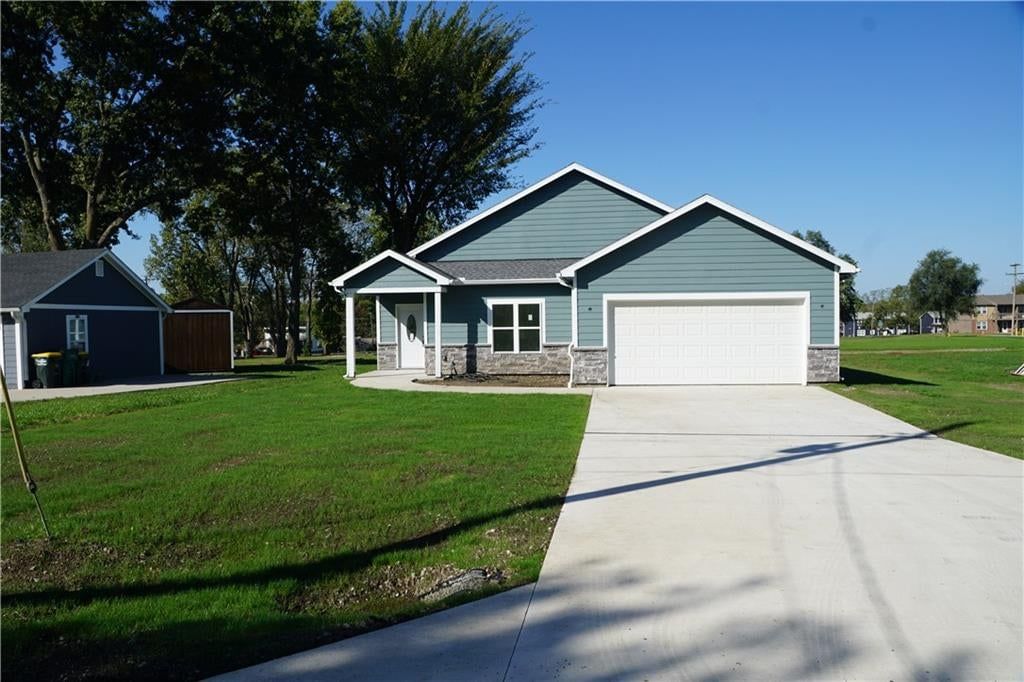 Photo 7 of 33 - 703 N Jefferson Street, Spring Hill, KS 66083