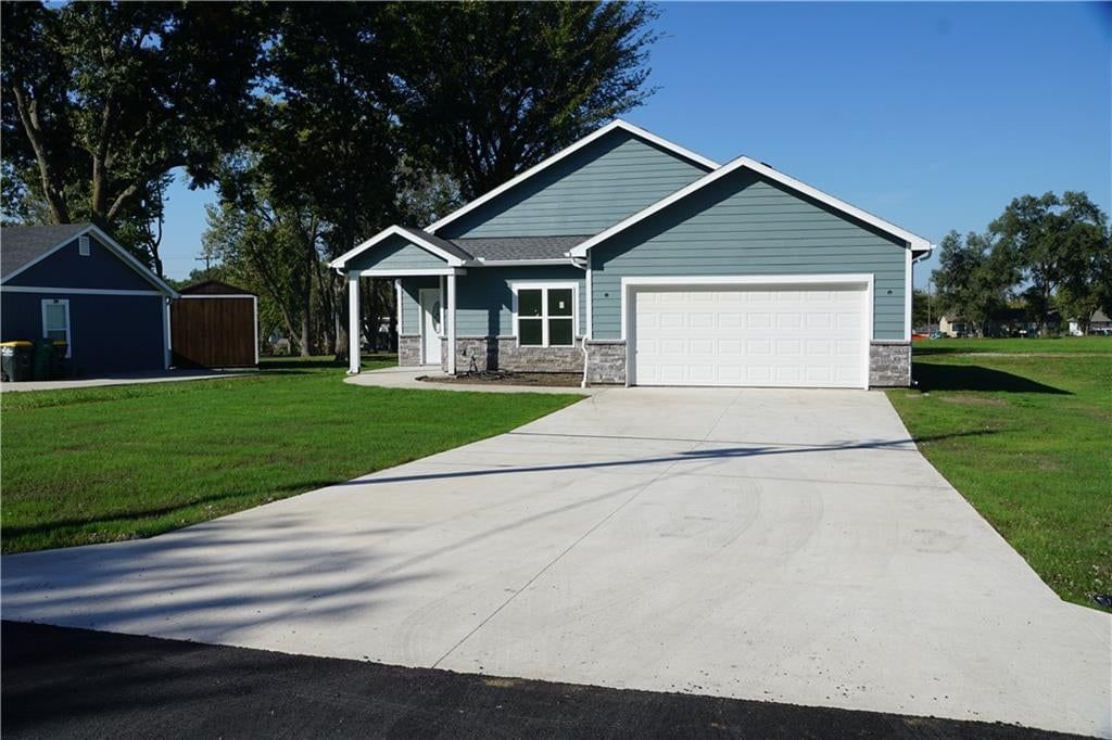 Photo 8 of 33 - 703 N Jefferson Street, Spring Hill, KS 66083