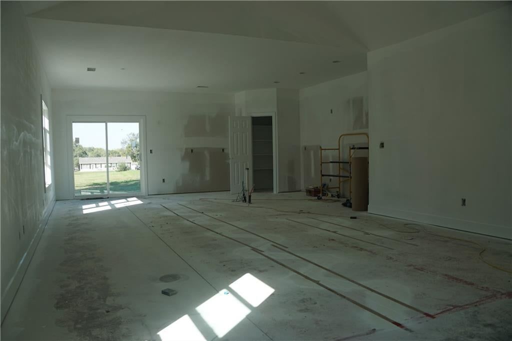 Photo 12 of 33 - 703 N Jefferson Street, Spring Hill, KS 66083