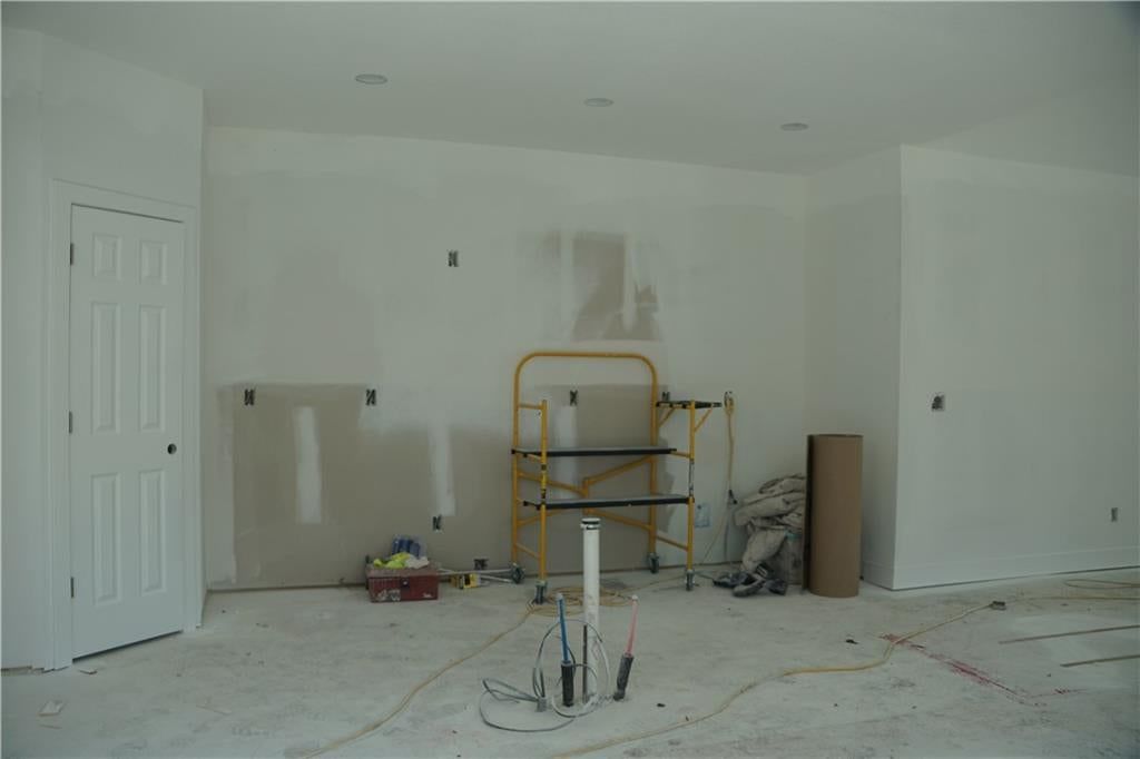 Photo 15 of 33 - 703 N Jefferson Street, Spring Hill, KS 66083